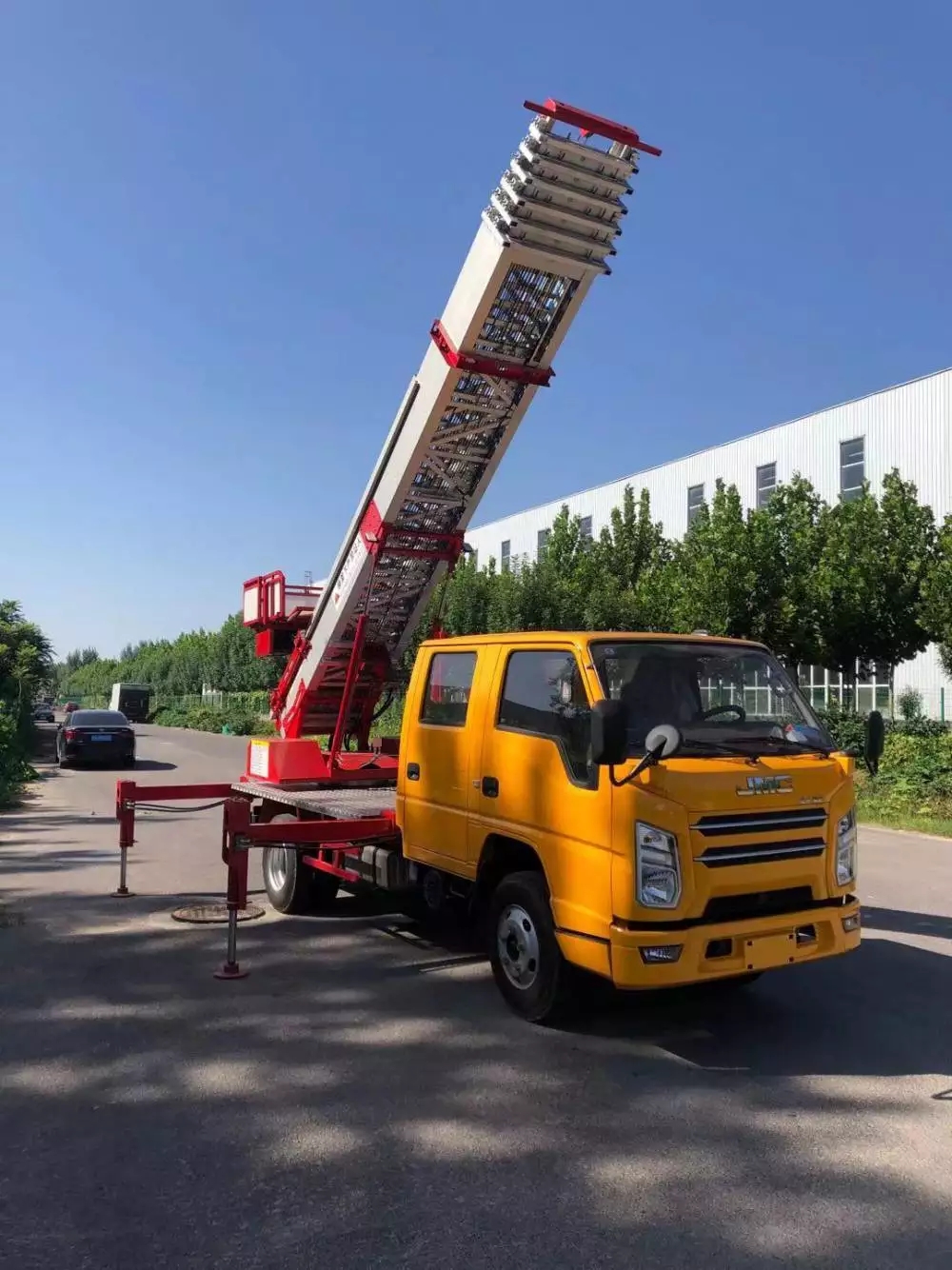 厦门湖里附近的云梯车出租服务：轻松解决高空作业需求