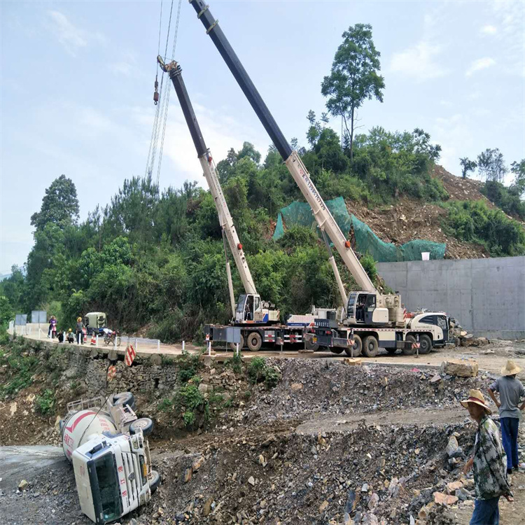 厦门湖里汽车掉沟里叫吊车救援要多少钱